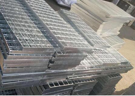 鋼格柵表面出現(xiàn)沉淀、裂紋是什么原因?